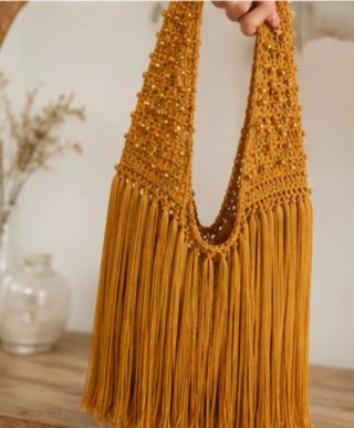 Bolso artesanal de flecos color mostaza dorado – P