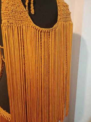 Bolso artesanal de flecos color mostaza dorado – P