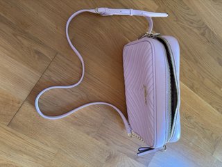 Bolso de hombro Guess lila