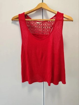 Camiseta tirantes roja con encaje