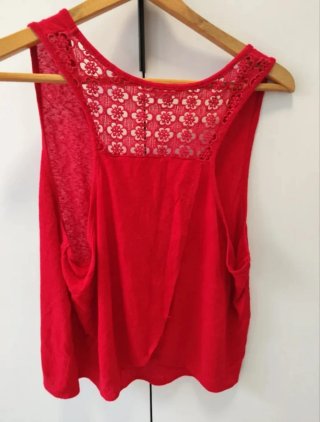 Camiseta tirantes roja con encaje