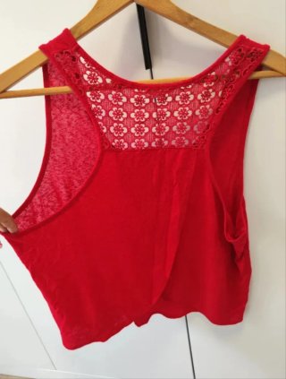 Camiseta tirantes roja con encaje