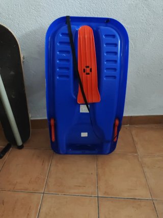 Trineo azul para niños con volante