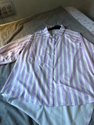 Camisa larga rayas lila y blanca, es una 48 comcom