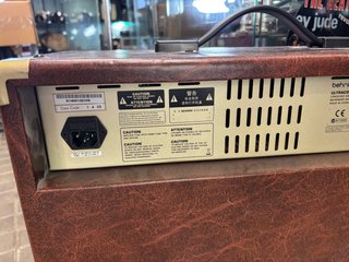 Amplificador Behringer ACX900 Marrón