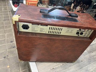 Amplificador Behringer ACX900 Marrón