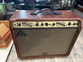 Amplificador Behringer ACX900 Marrón