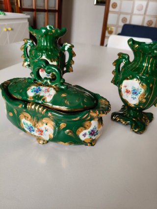 Set porcellana verde con vasi e portaoggetti