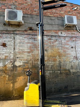 Apilador eléctrico mástil triple
