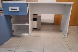 Escritorio infantil blanco y azul