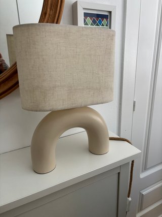 Lámpara de mesa beige curva