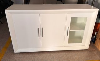 Mueble de comedor blanco con puerta de cristal