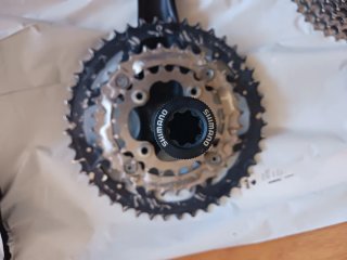 Biela, pedalier y piñones Shimano