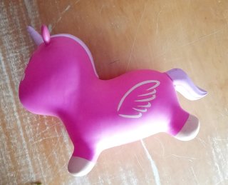 Unicornio saltarín rosa