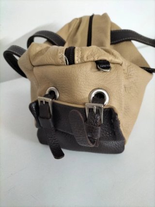 Bolso de mano beige y marrón