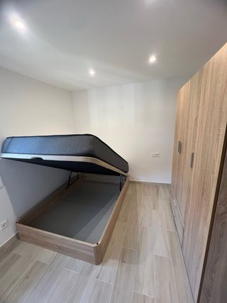 Canapé de madera y plástico