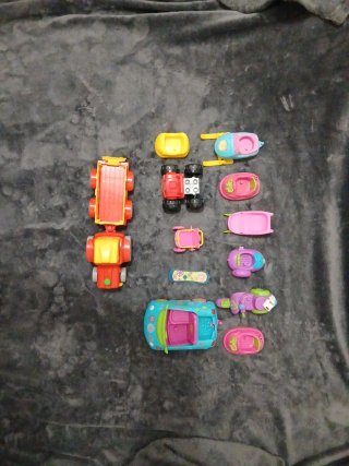 Caja de juguetes variados
