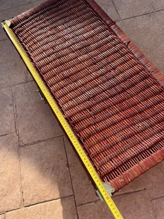 Baúl mimbre con detalles metálicos