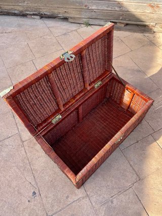 Baúl mimbre con detalles metálicos