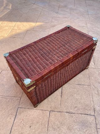 Baúl mimbre con detalles metálicos