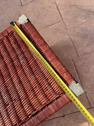 Baúl mimbre con detalles metálicos