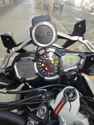 Triumph Adventure Moto Blanca explorer 1200 xrx