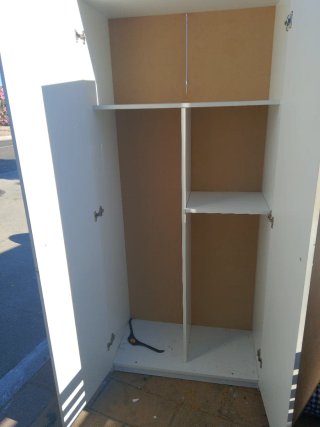 Mueble de plástico blanco.