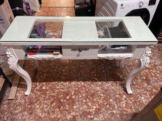 Mesa de manicura blanca con cristal