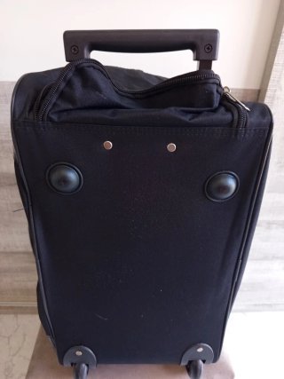 Maleta de viaje negra con ruedas