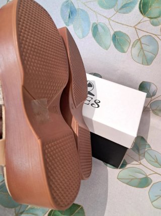 Sandalias cuña doble suela beige y marrón