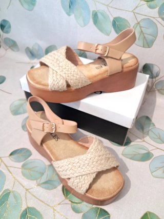 Sandalias cuña doble suela beige y marrón