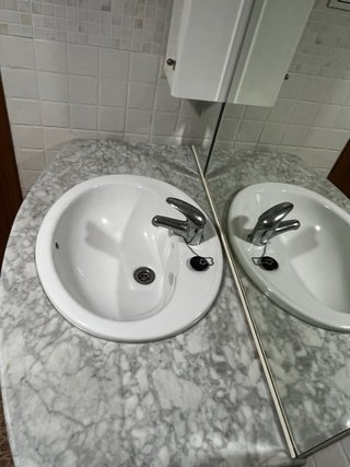 Mueble de baño con lavabo y espejo