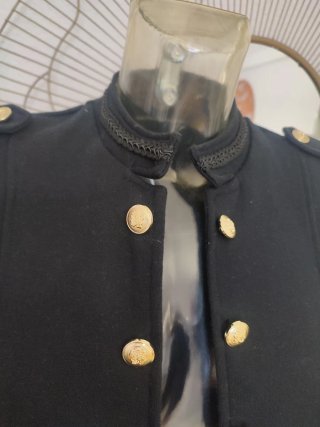 Chaqueta militar negra con botones dorados