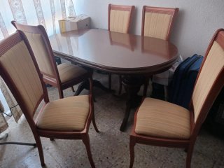 Mesa de comedor y 6 sillas muy confortables.