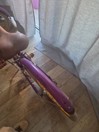 Bicicleta Btwin Morada con Cesta