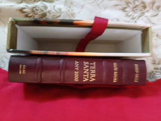 Libro con estuche.Tierra santa 2000.