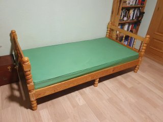 Sofá cama madera y tela verde