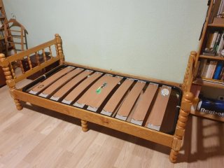 Sofá cama madera y tela verde