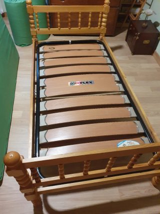 Sofá cama madera y tela verde