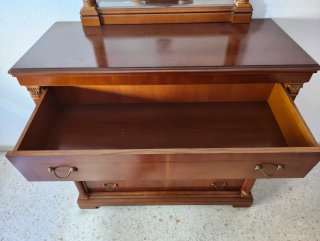 Cómoda de madera con espejo