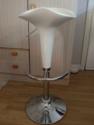 Taburete alto blanco y plateado