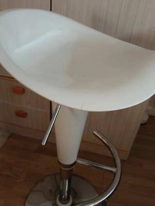Taburete alto blanco y plateado