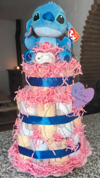 Tarta de pañales con peluche Stitch