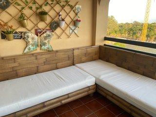 Sofá de bambú para terraza, necesita fundas nuevas
