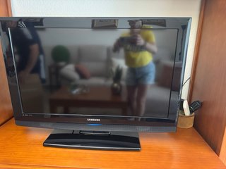 Televisión Samsung Negra80 de largo y 58 de ancho