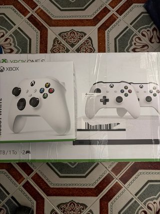 Xbox One S 1TB Blanca con un mando