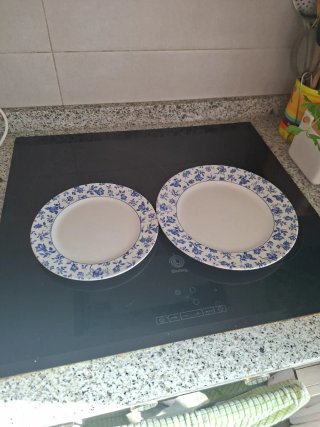 Platos de cerámica con diseño floral azul