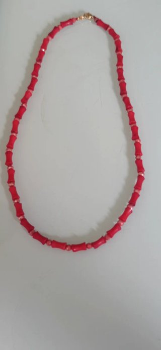 Collar de coral y cristal dorado.