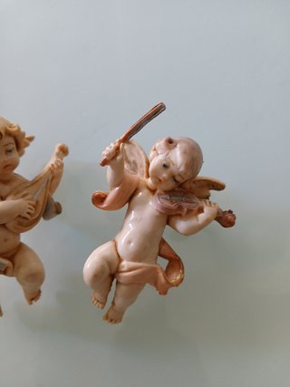 2 Angelitos antiguos de resina.