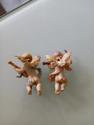2 Angelitos antiguos de resina.